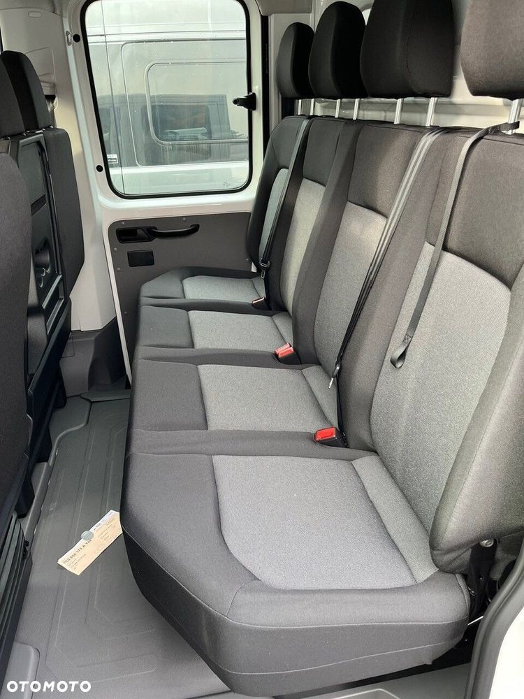 Volkswagen Crafter 35 Skrzyniowy z podwójną kabiną silnik: 2,0 l EU6 SCR 140 KM / skrzynia biegów: Przedni napęd manualna 6-biegowa rozstaw osi: 4490 mm - 17