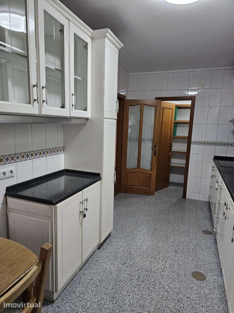 Quarto - Guimarães (Urgezes) - Com despesas incluídas - Grande imagem: 5/10