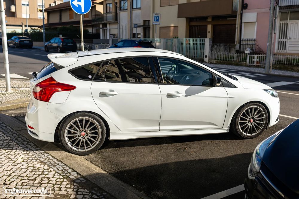 Ford Focus 2.0 EcoBoost ST c/ Pack Pele Desportiva - 37