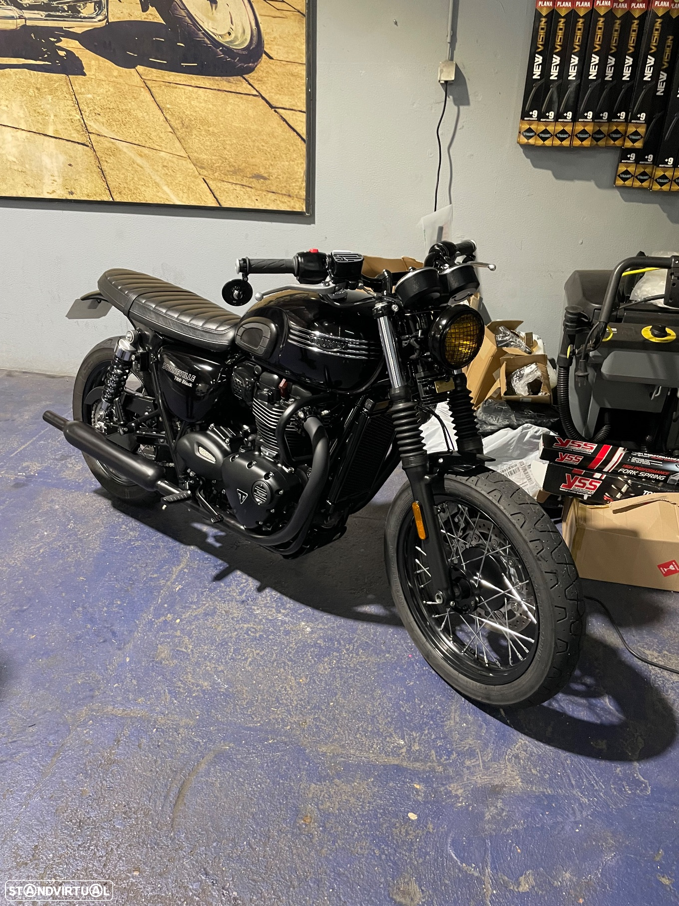 Triumph Bonneville Black - 2