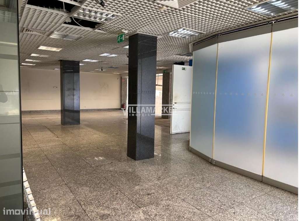 Loja da banca com 370 m2 composta por RC e cave situada no centro da P - Grande imagem: 3/11