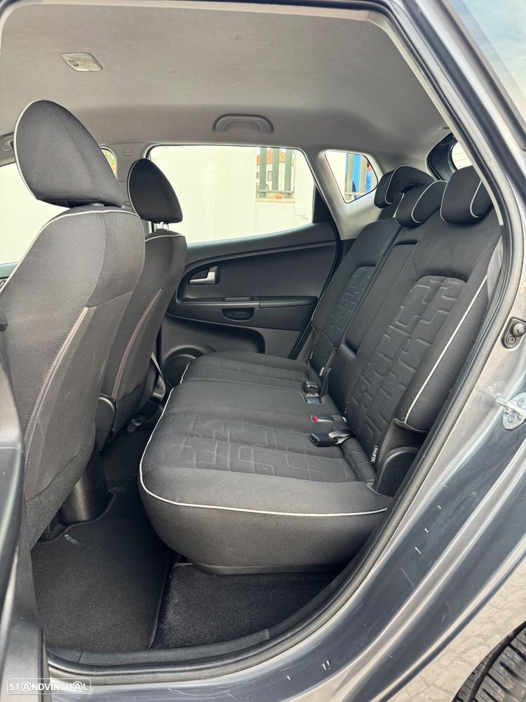 Kia Venga 1.4 CRDi LX ISG - 11