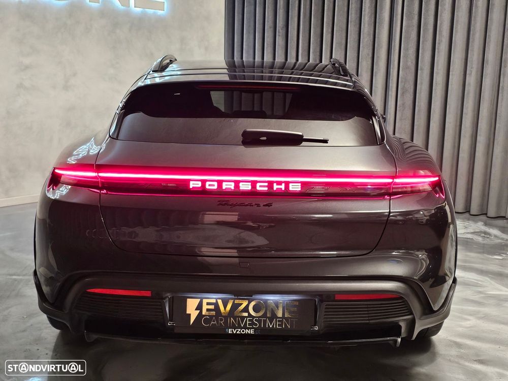 Porsche Taycan Cross Turismo 4 - 5