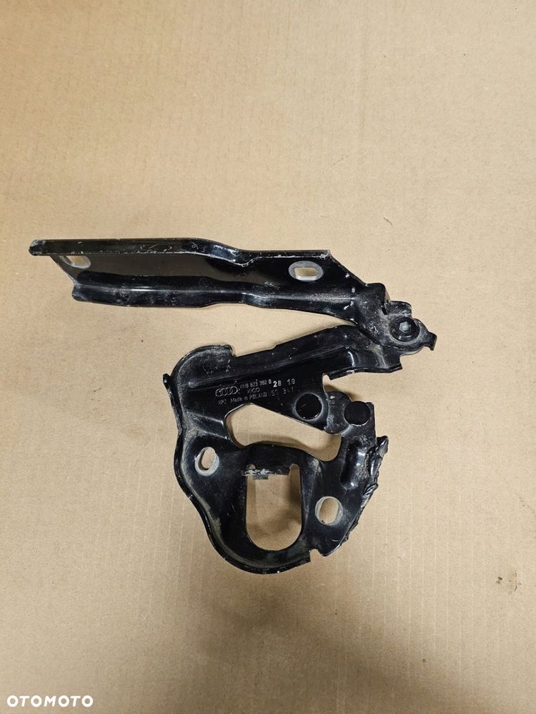 ZAWIAS MASKI PRAWY AUDI Q8 4M8823302D - 1