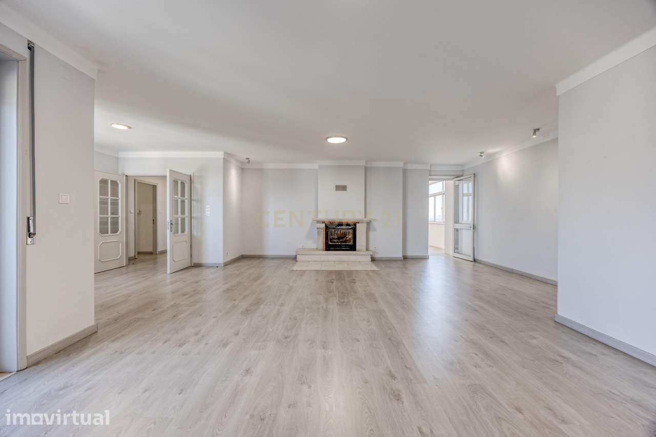 Espaçoso T4 com Vista na Bonfim, Porto - Grande imagem: 2/25