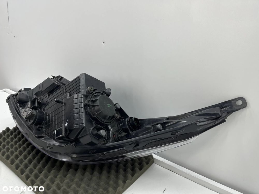 Lampa reflektor Kia Ceed II 2 Proceed 2 II 12-18r. prawa przednia soczewka + pasek LED prawy przód E - 15