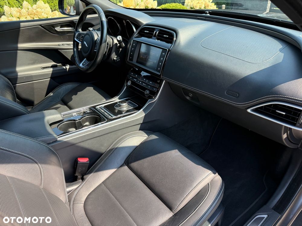 Jaguar XE 20d AWD R-Sport - 32
