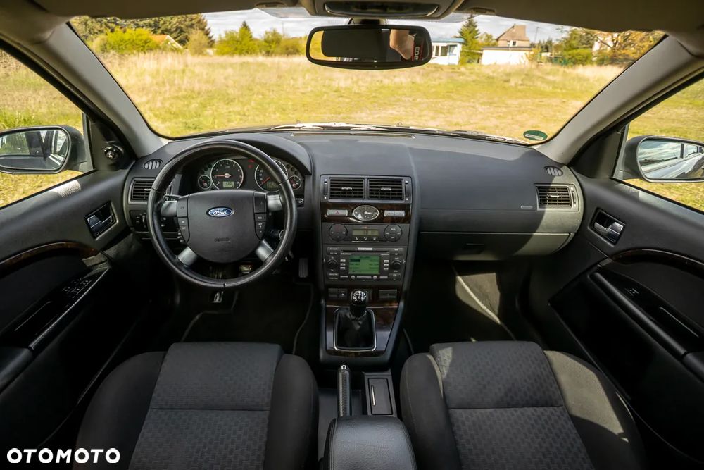 Ford Mondeo 1.8 Ghia - 26