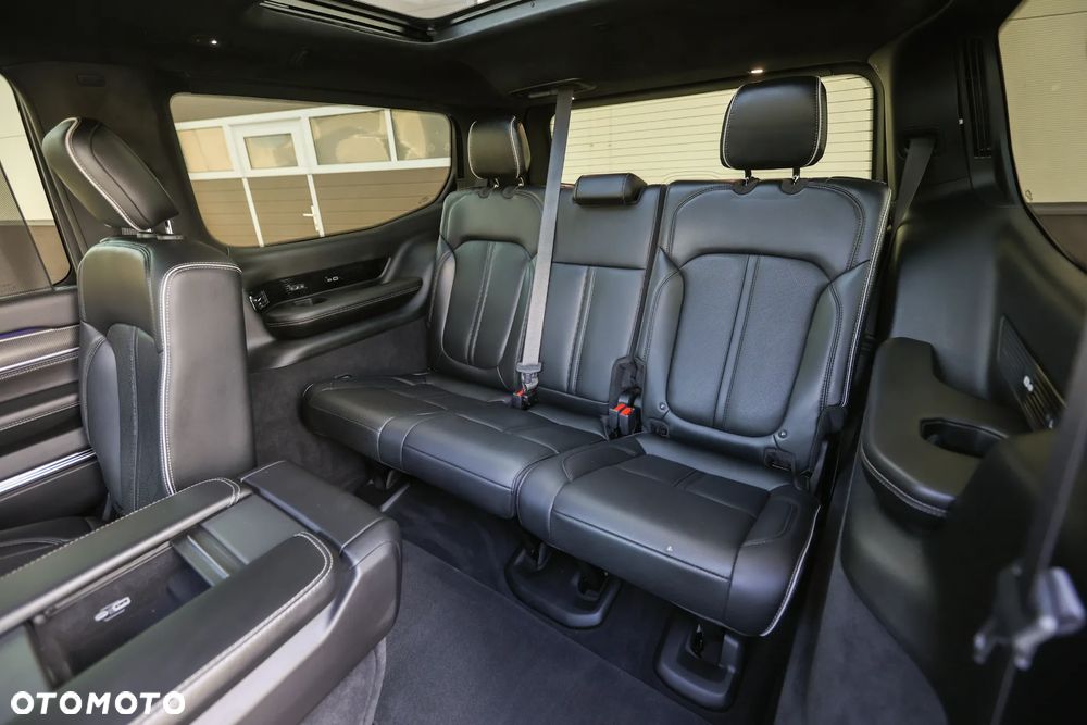 Jeep Grand Wagoneer - 28