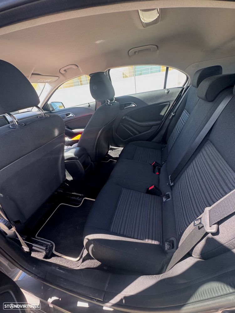 Mercedes-Benz A 180 d BlueEFFICIENCY Edition - 4