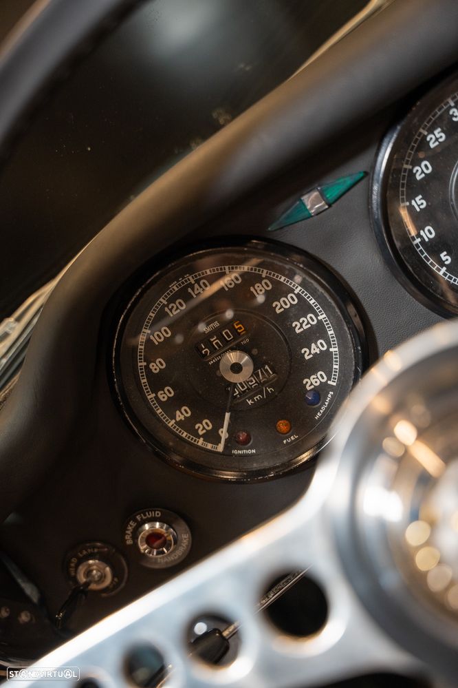 Jaguar E-Type - 16
