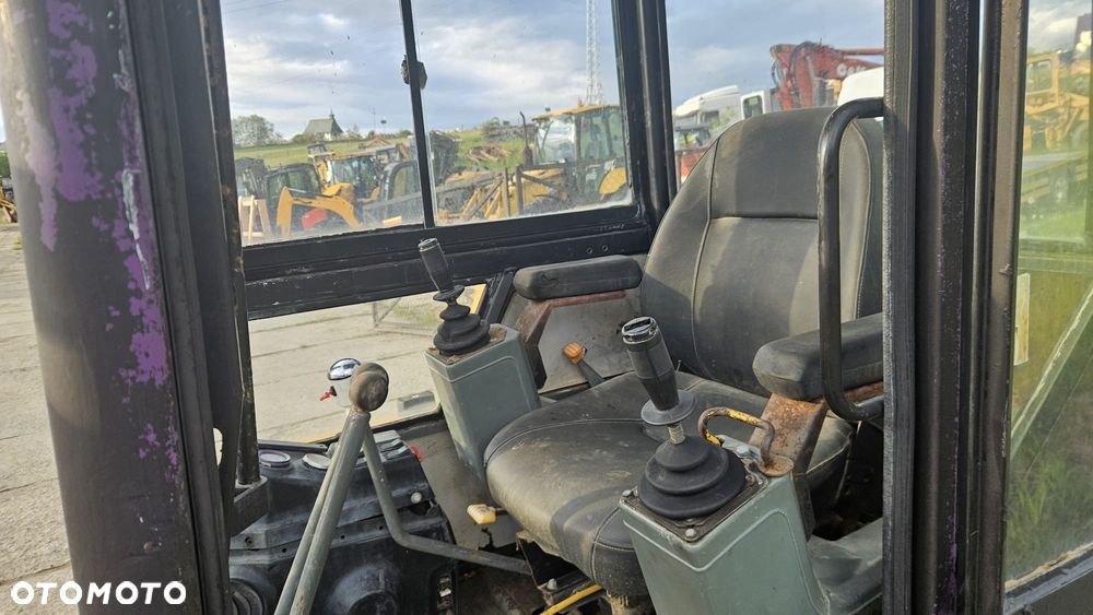 JCB 803** Minikoparka JCB 803** JCB 8030ZTS** Takeuchi 3T* MINIKOPARKA TAKEUCHI 3T* - 2