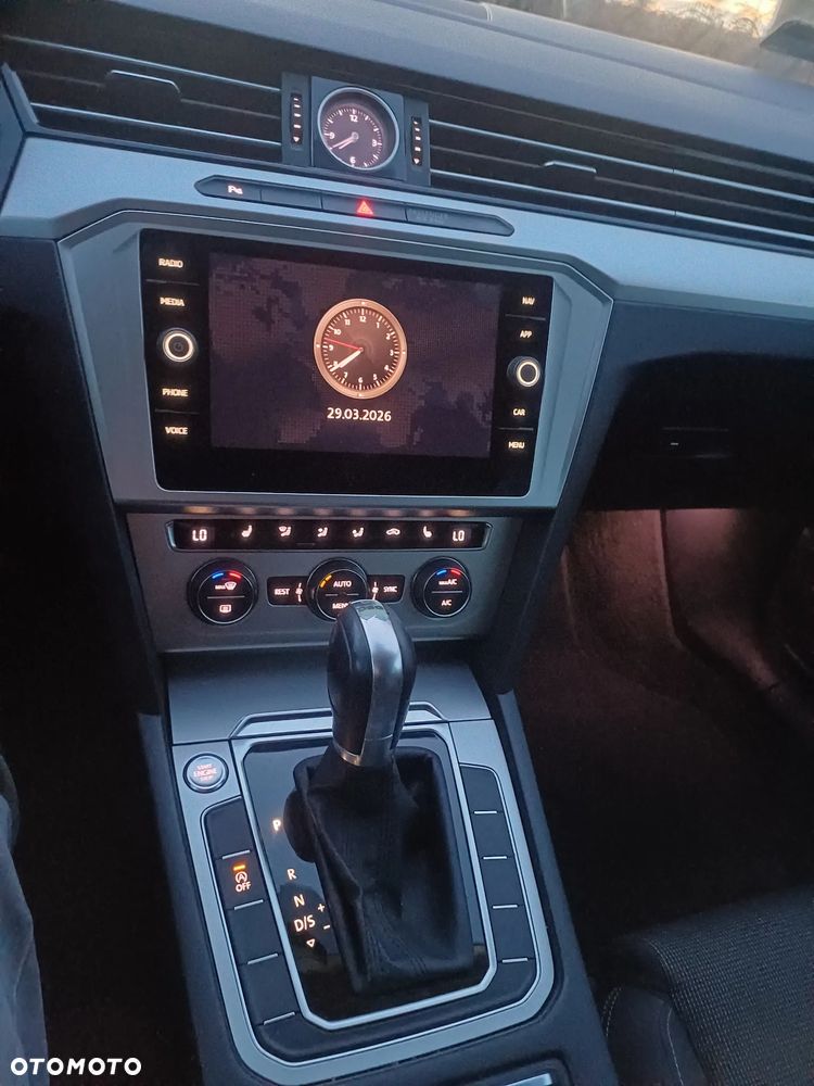 Volkswagen Passat 2.0 TDI SCR DSG Comfortline - 12