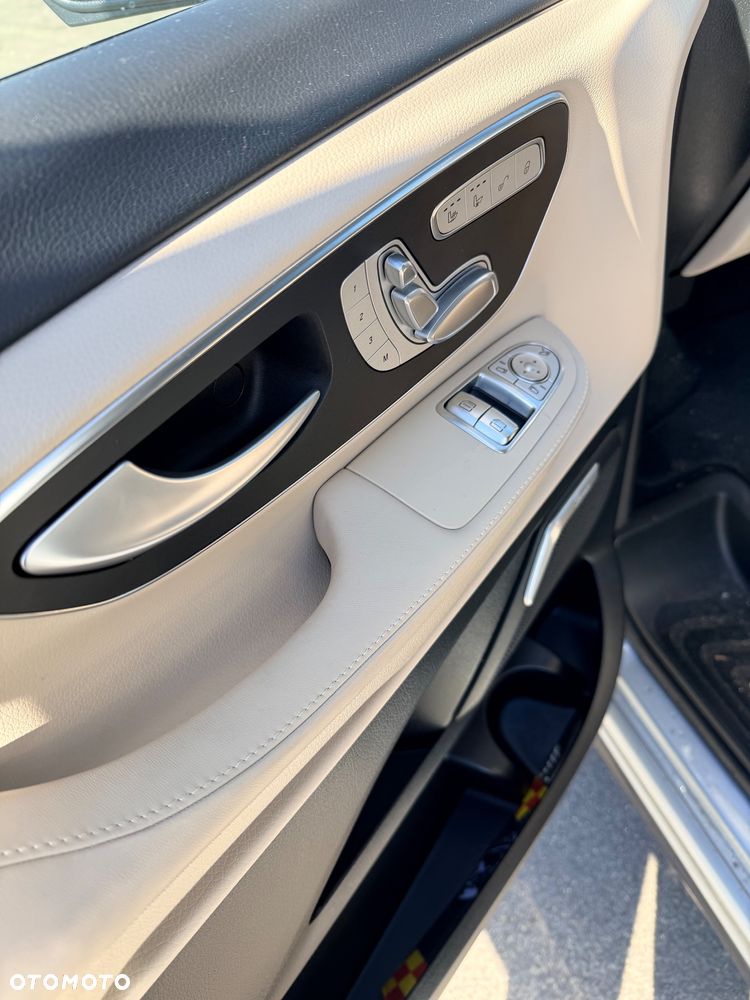 Mercedes-Benz Klasa V - 12