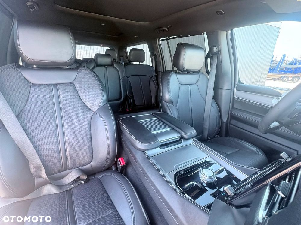 Jeep Wagoneer - 18