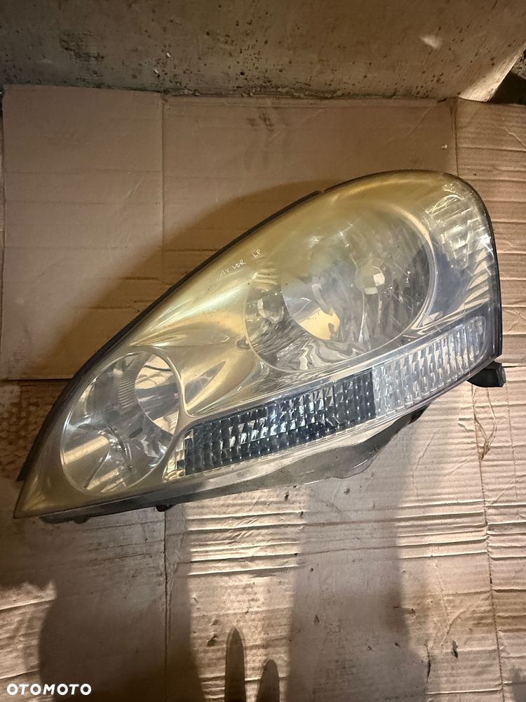 Lampy przednie Toyota Avensis Verso 01-03r. - 2