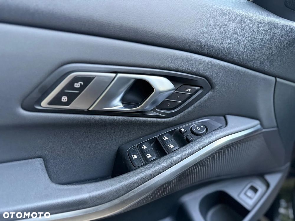 BMW Seria 3 330i xDrive - 15