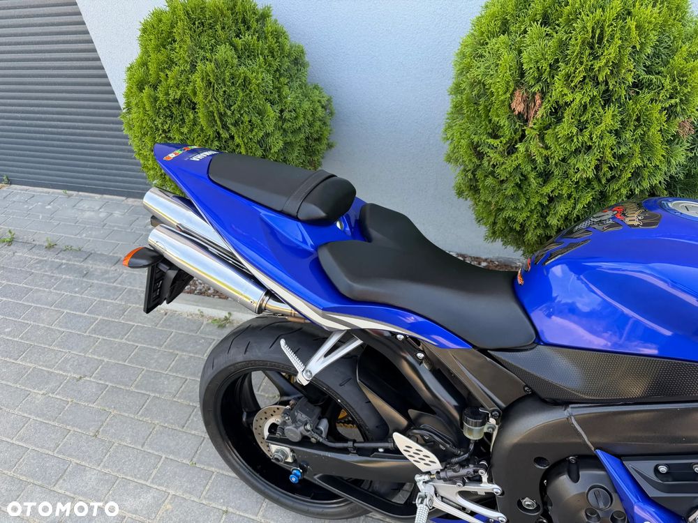 Yamaha R1 - 30