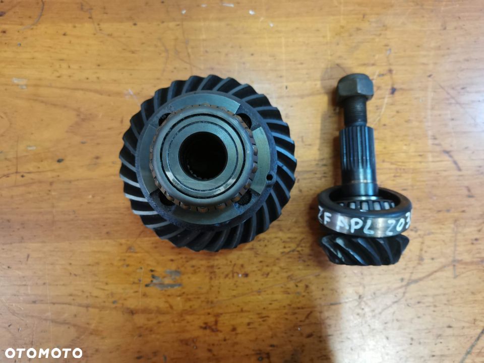 wałek atakujący koło talerzowe mechanizm różnicowy ZF APL 2025 John Deere (AT167126) - 2