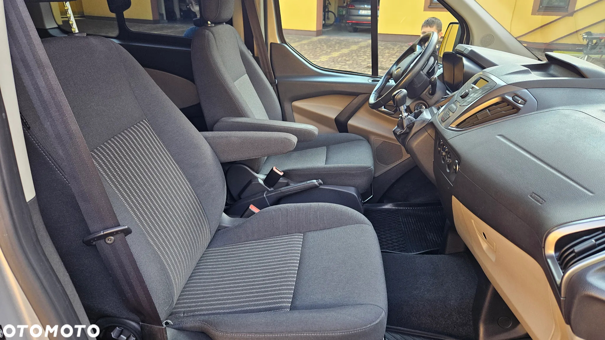 Ford Tourneo Custom - 32