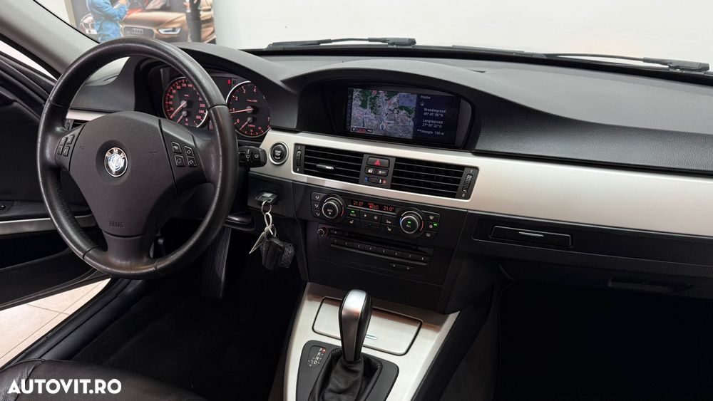 BMW Seria 3 320i Touring Aut. - 22