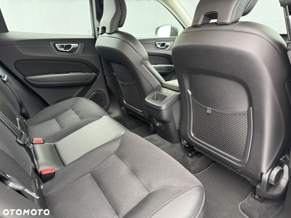Volvo XC 60 D4 Momentum Pro - 24