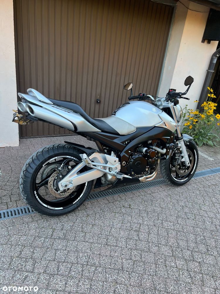 Suzuki GSR - 11