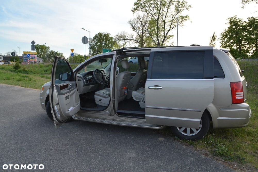 Chrysler Town & Country - 6