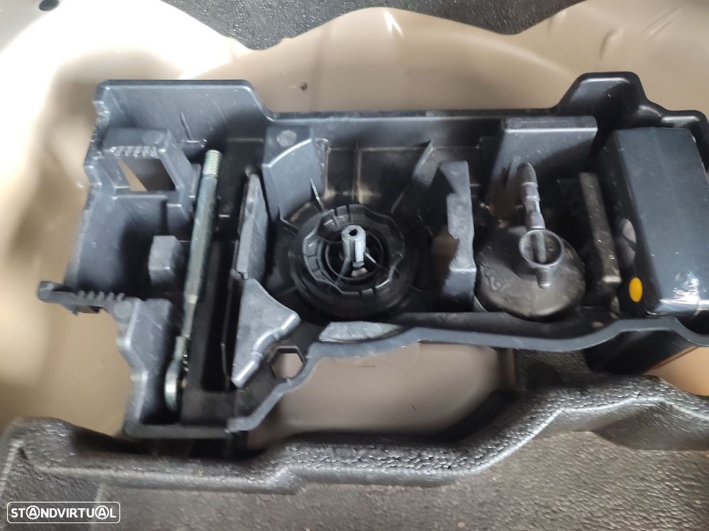 Peugeot 2008 1.2 Hybrid Allure e-DCS6 - 40