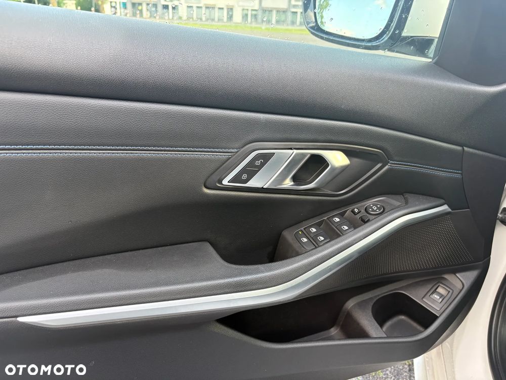 BMW Seria 3 318i M Sport - 13