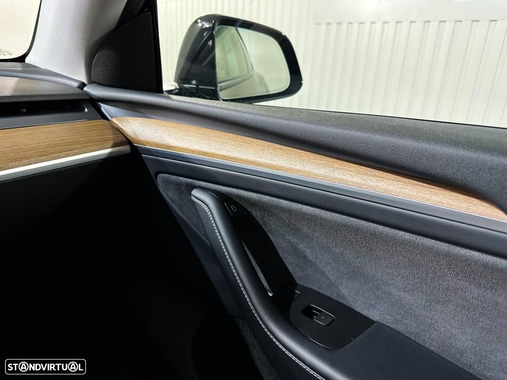 Tesla Model Y Long Range Dual Motor AWD - 32