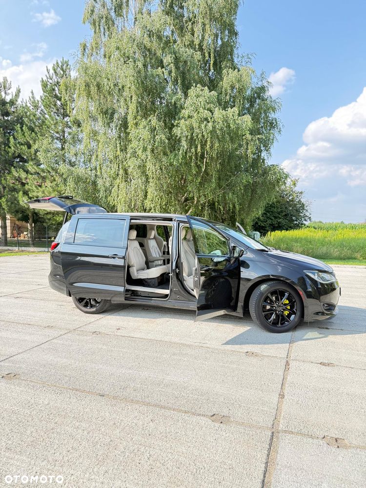 Chrysler Pacifica - 10