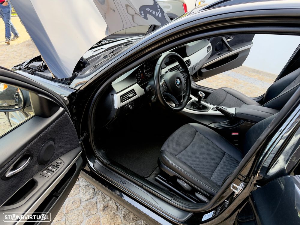 BMW 320 d Navigation Sport - 38