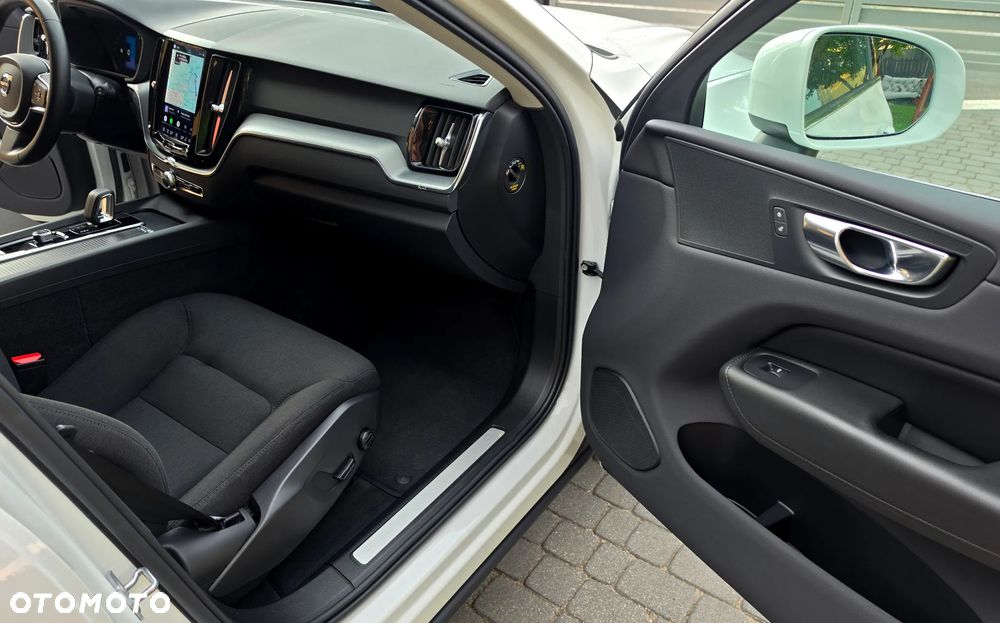 Volvo XC 60 B4 B Momentum Pro - 29