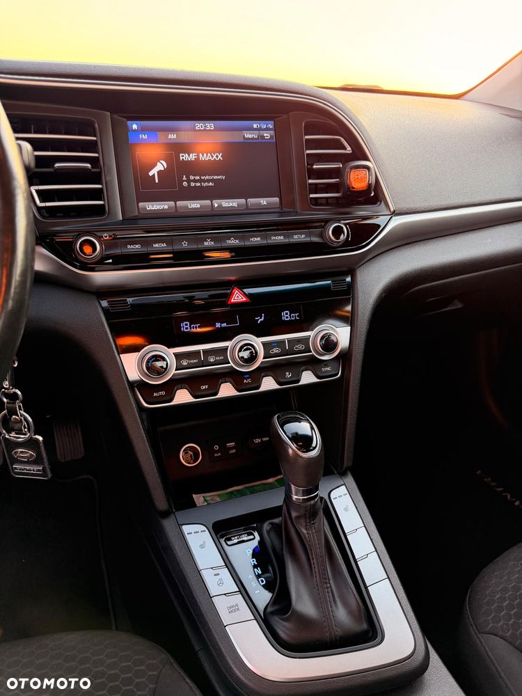 Hyundai Elantra 1.6 Style - 19
