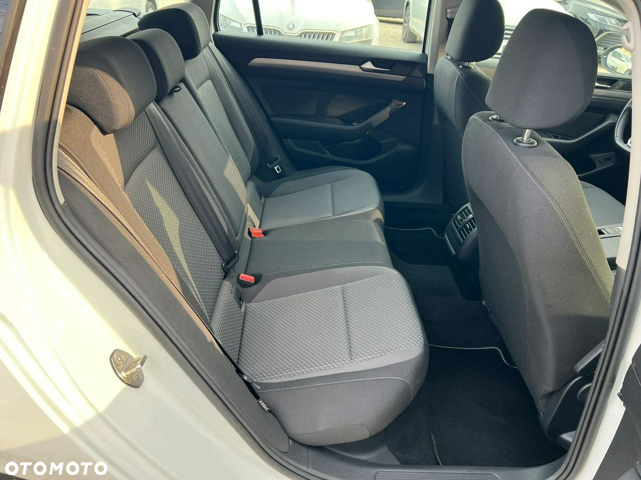 Volkswagen Passat 2.0 TDI EVO Business DSG - 27