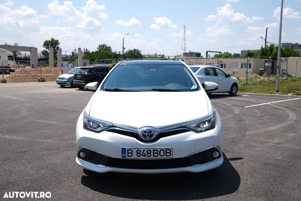 Toyota Auris 1.8 L VVT-i HSD Sol + - 6