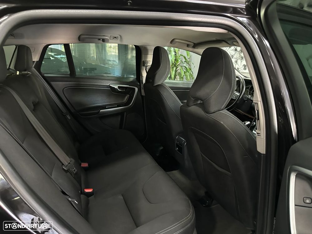 Volvo V60 2.0 D2 Momentum Drive - 22