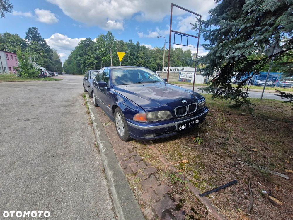 BMW E39- pojazd na części: maska, zderzak, drzwi, szyby, lusterka, chłodnica ... - 11