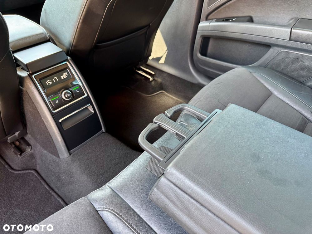 Skoda Superb 2.0 TDI L&K DSG - 17