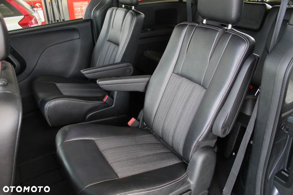 Chrysler Town & Country - 12