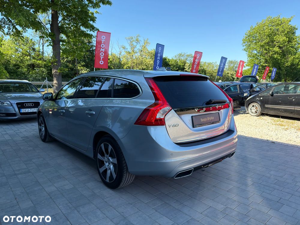 Volvo V60 D6 AWD Plug-in Hybrid R-Design Momentum - 13