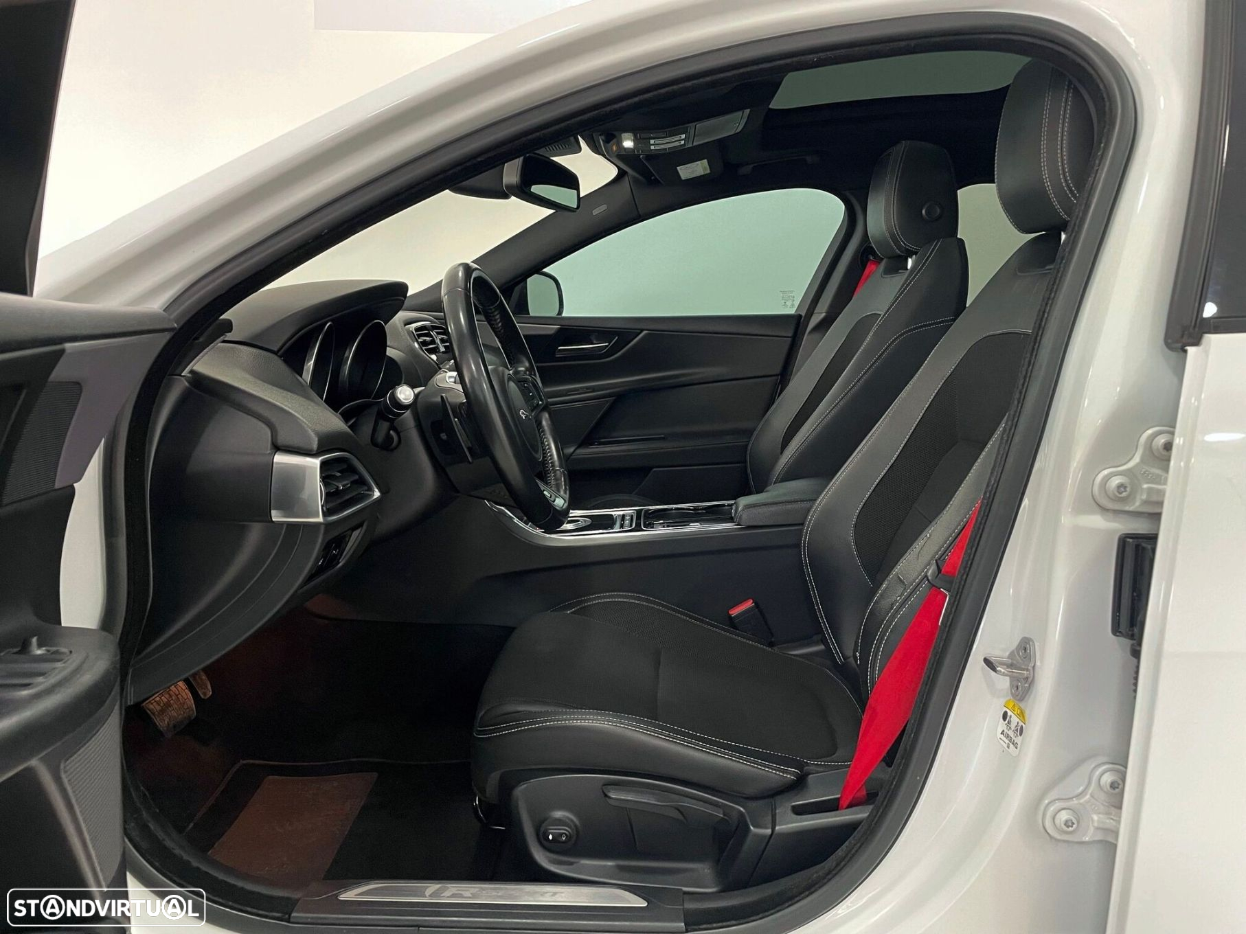 Jaguar XE 2.0 D R-Sport Aut. - 4