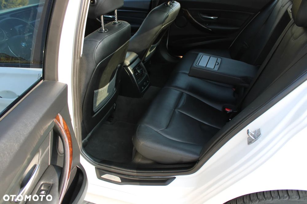 BMW Seria 3 328i xDrive Sport Line - 30