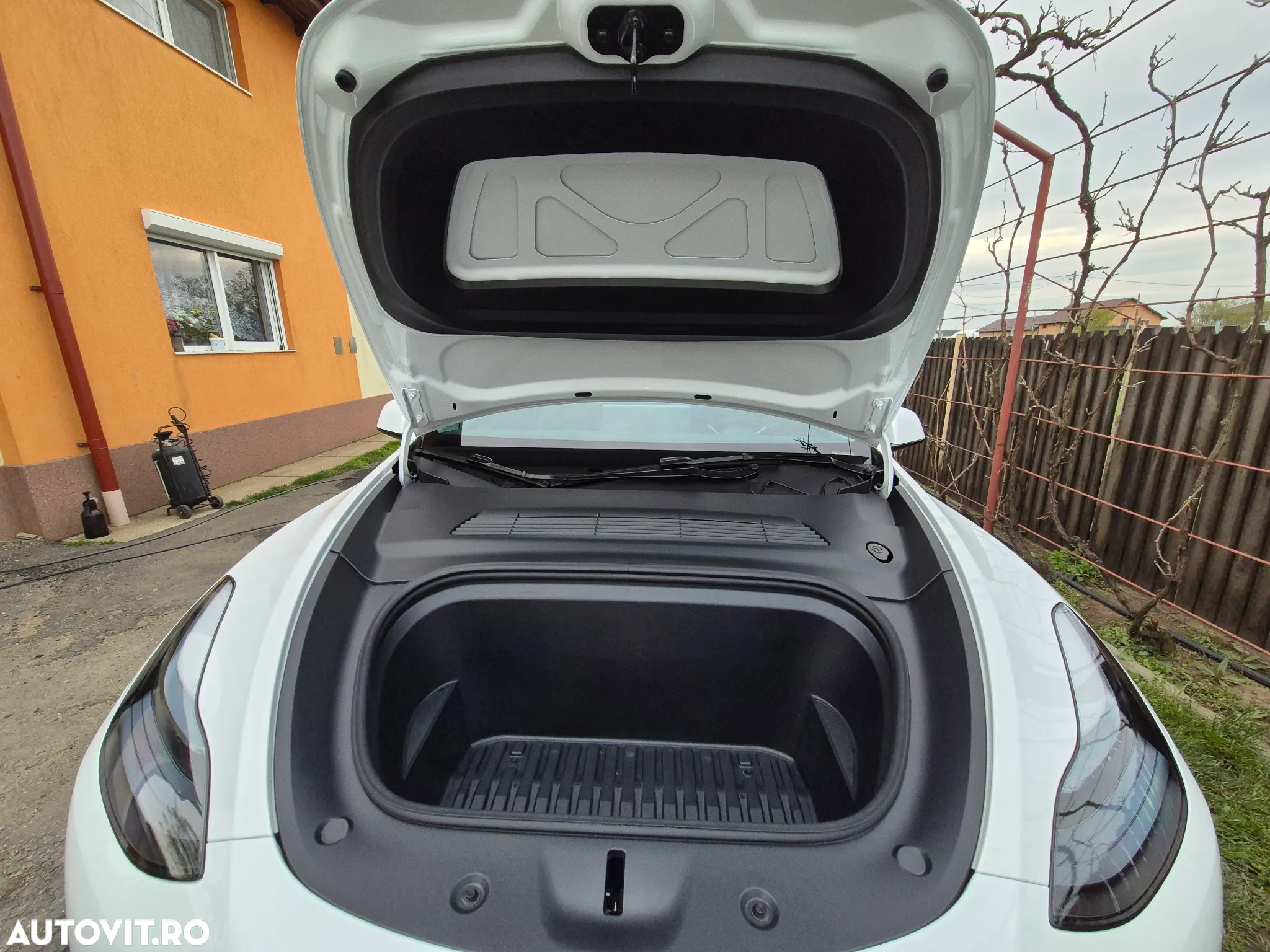 Tesla Model Y - 27