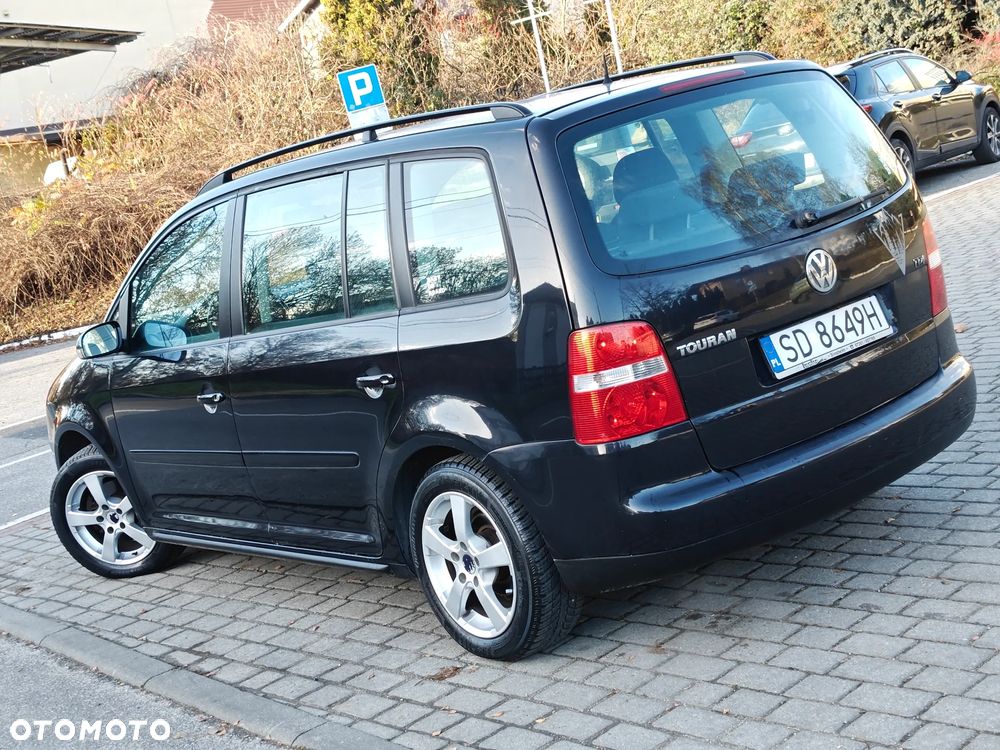 Volkswagen Touran 2.0 FSI Highline - 34