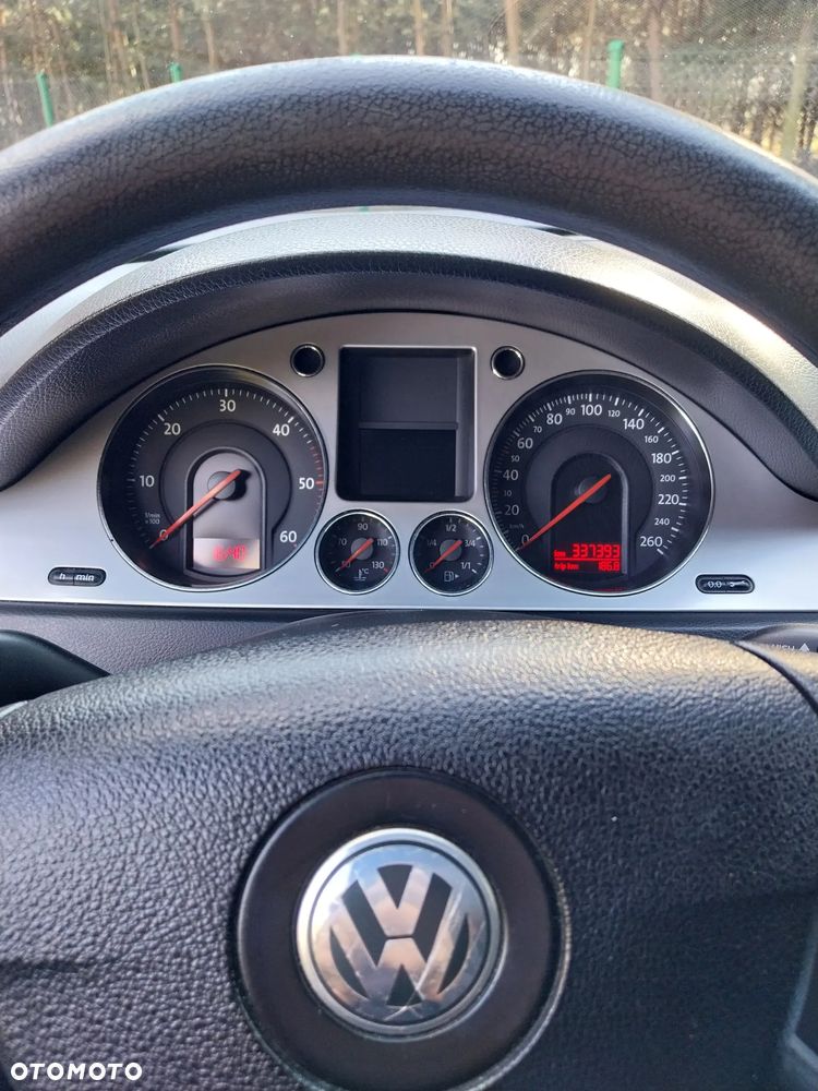 Volkswagen Passat 2.0 TDI Highline - 16