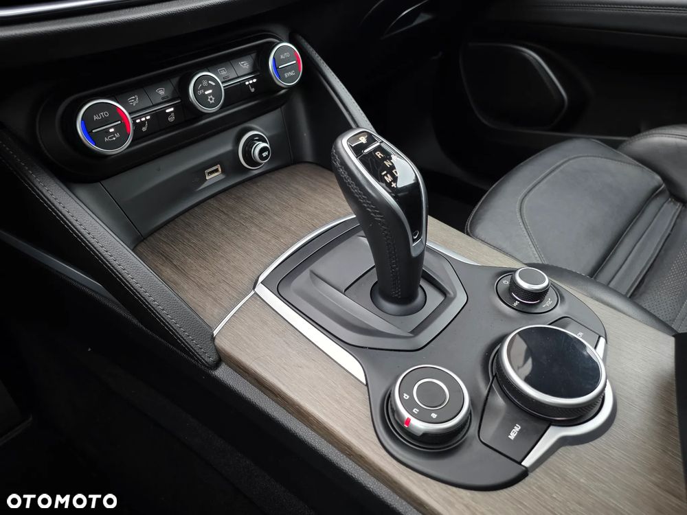 Alfa Romeo Stelvio 2.0 Turbo 16V AT8-Q4 First Edition - 34