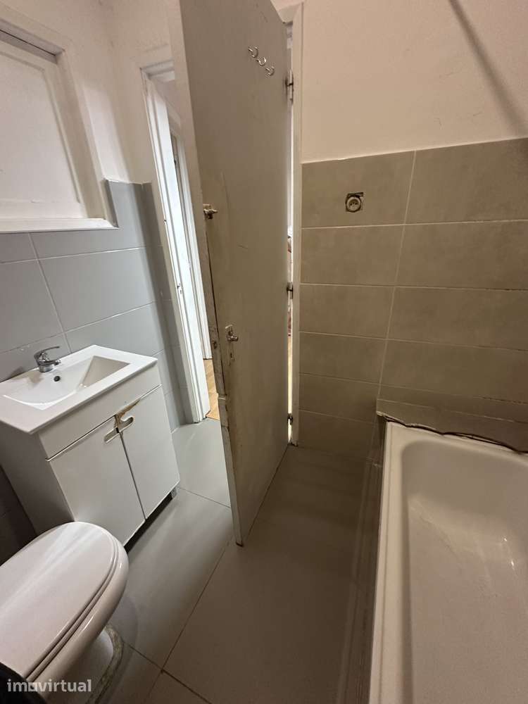 T2 com varanda em Amora, Seixal - 255.000€ (em processo de remodelação - Grande imagem: 2/11