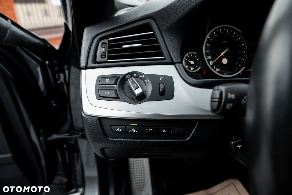 BMW Seria 5 535i xDrive Sport-Aut Luxury Line - 30